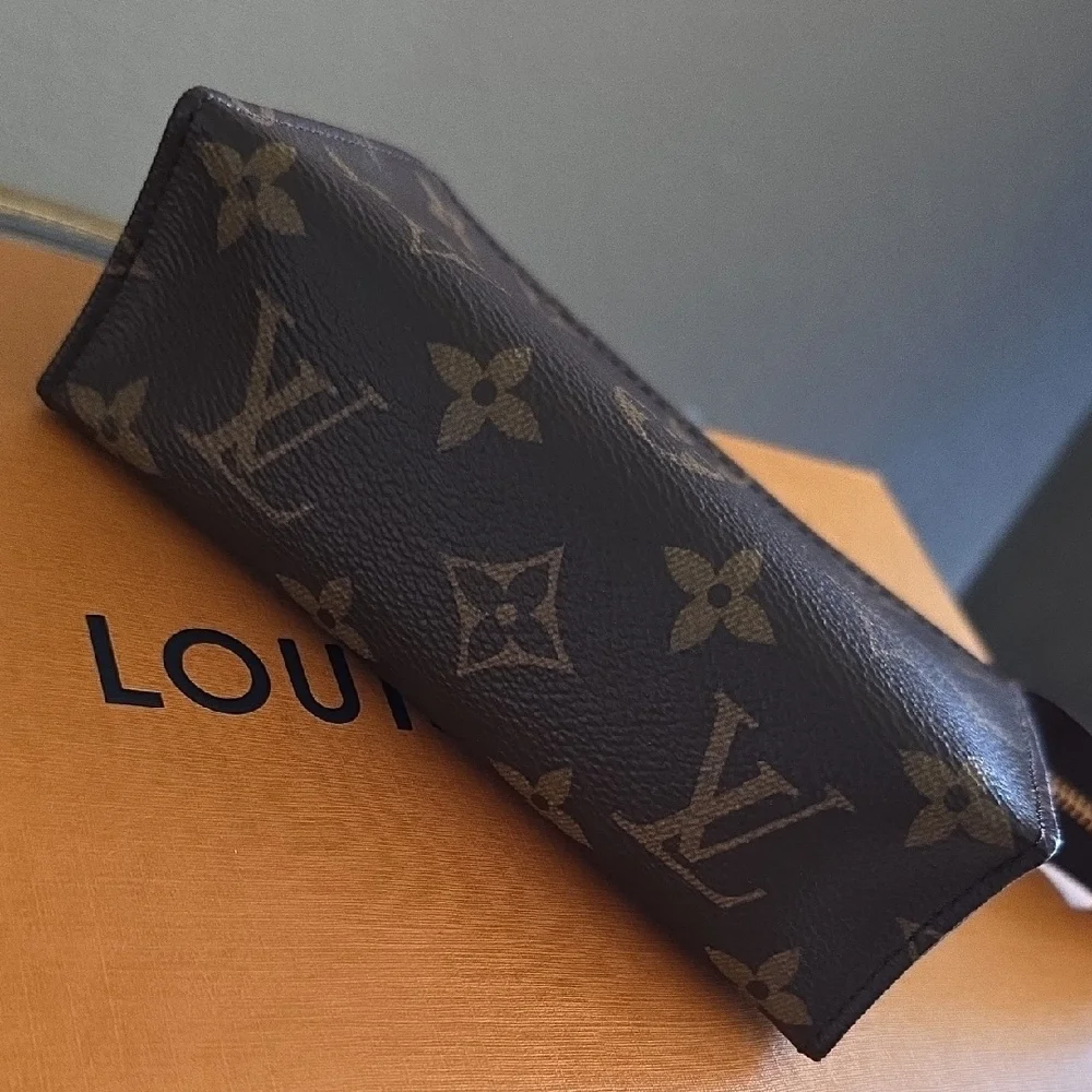 AUTHENTIC NEW Louis Vuitton Toiletry 15 Bag (Discontinued Model!!) - Picture 10 of 12